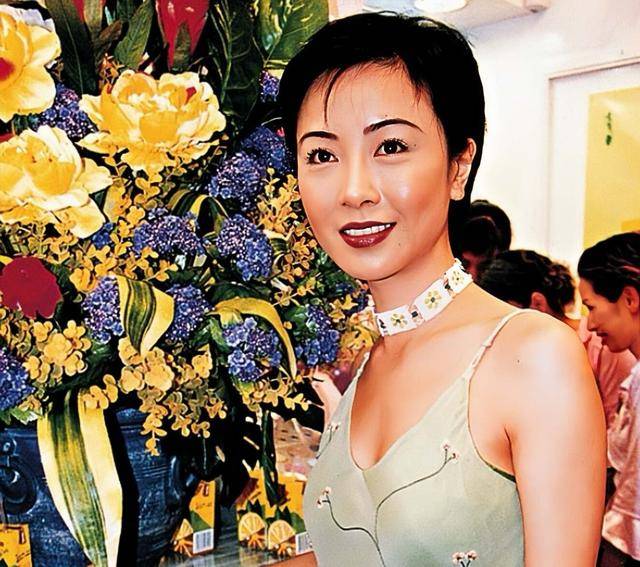 香港知名女星瘦到脸颊凹陷，手臂如同火柴棍，至今单身未婚