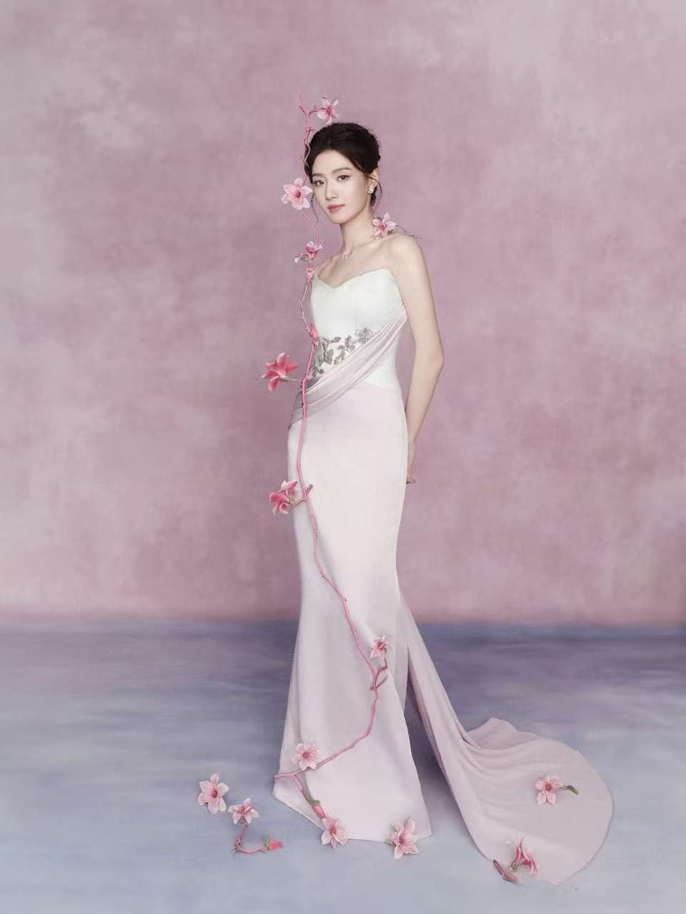 卢昱晓穿粉白抹胸礼服勾勒曼妙身姿 置身花境眼含柔光清透又温柔