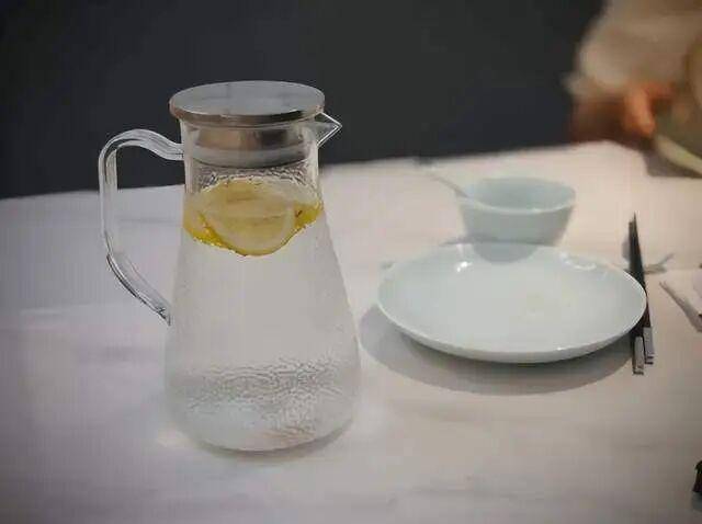 为什么很多餐馆都免费提供柠檬水？6大隐藏好处连医生都在喝