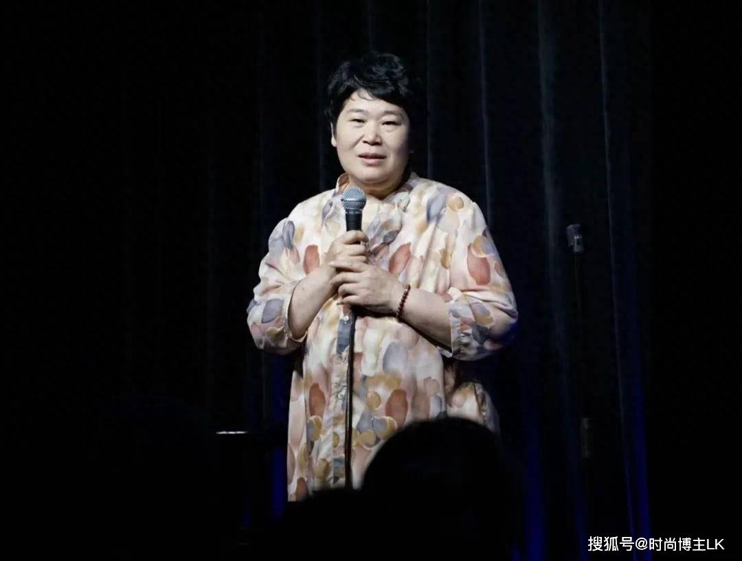 房主任回村住百元旅馆被嘲引热议！风向一边倒，她真的错了吗？