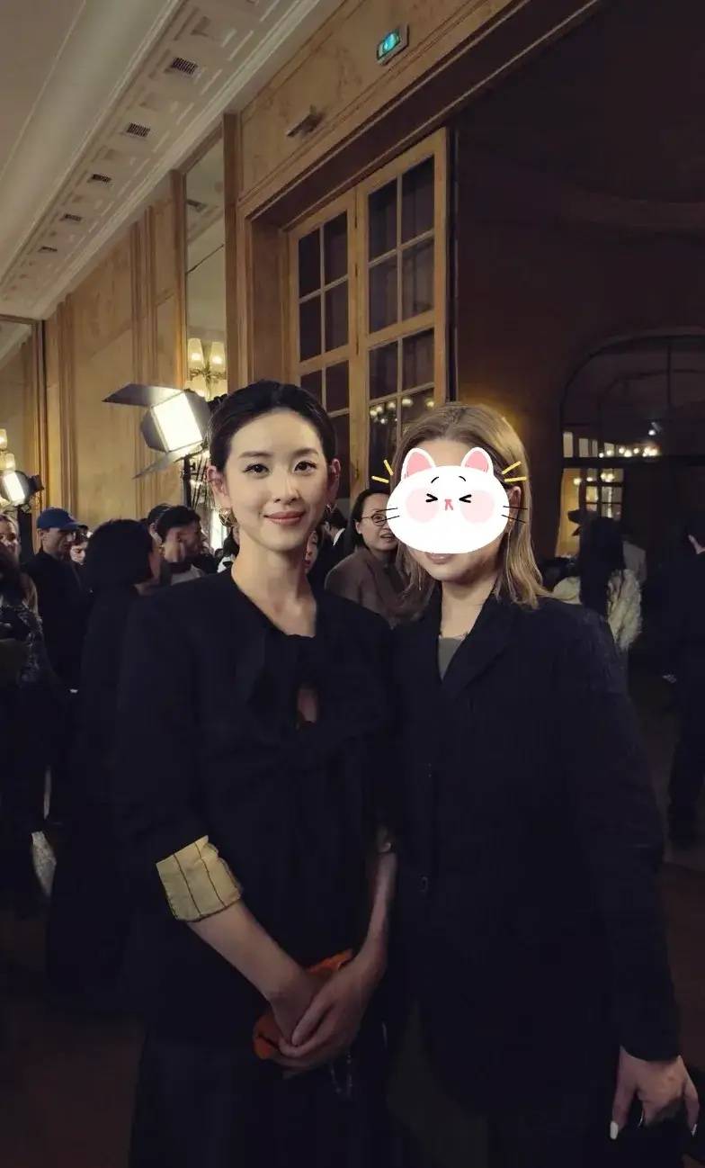 31岁章泽天巴黎看秀，和国际超模对话端庄霸气，侧脸神态像巩俐