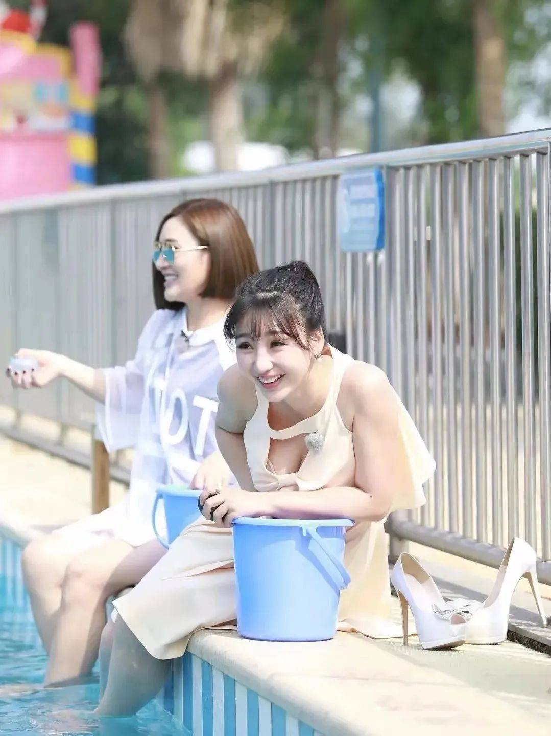 原创            泳池边的柳岩，让阳光和水都成了配角