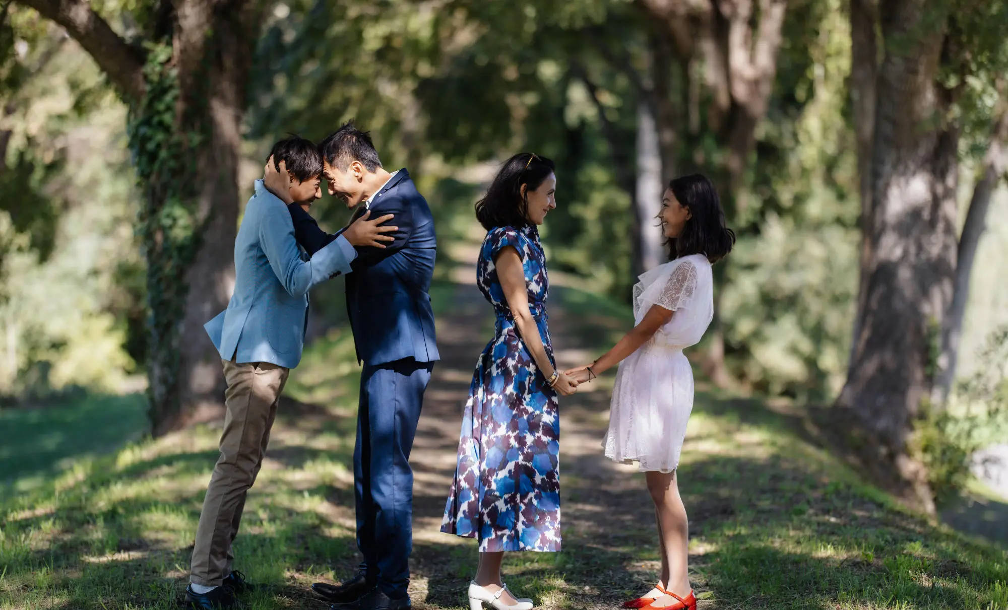 安娜晒照为48岁刘烨庆生 一家四口对视温馨又美好