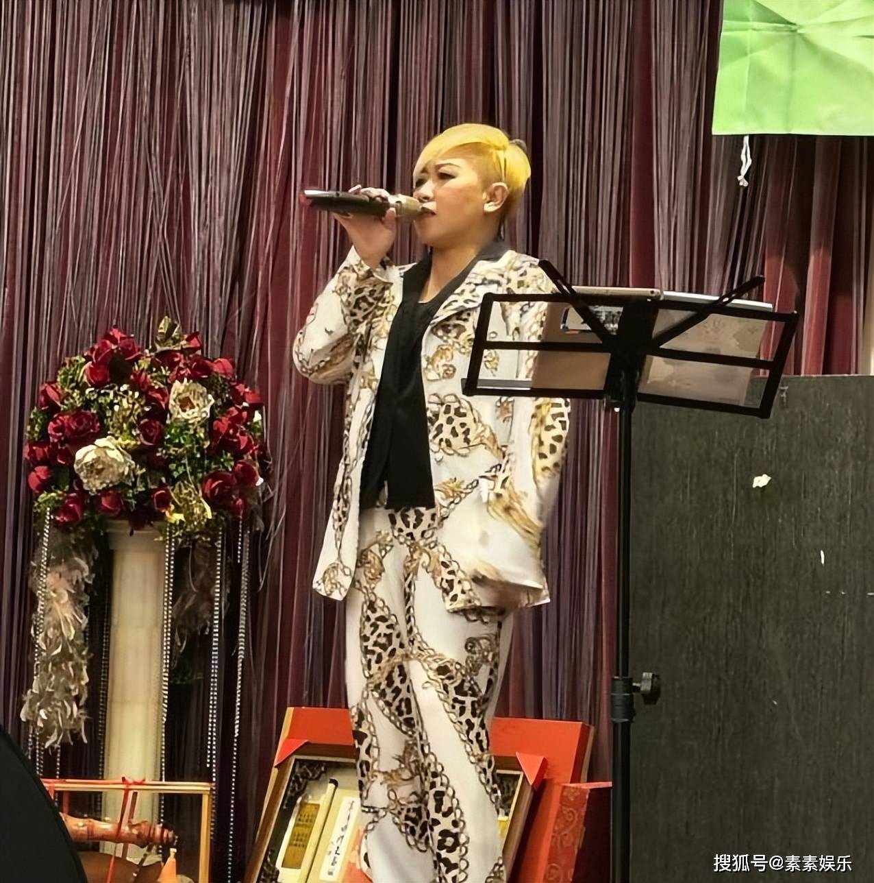 原创            女歌手因心梗猝死离世，年仅49岁，父母抢救2个月无奈拔管