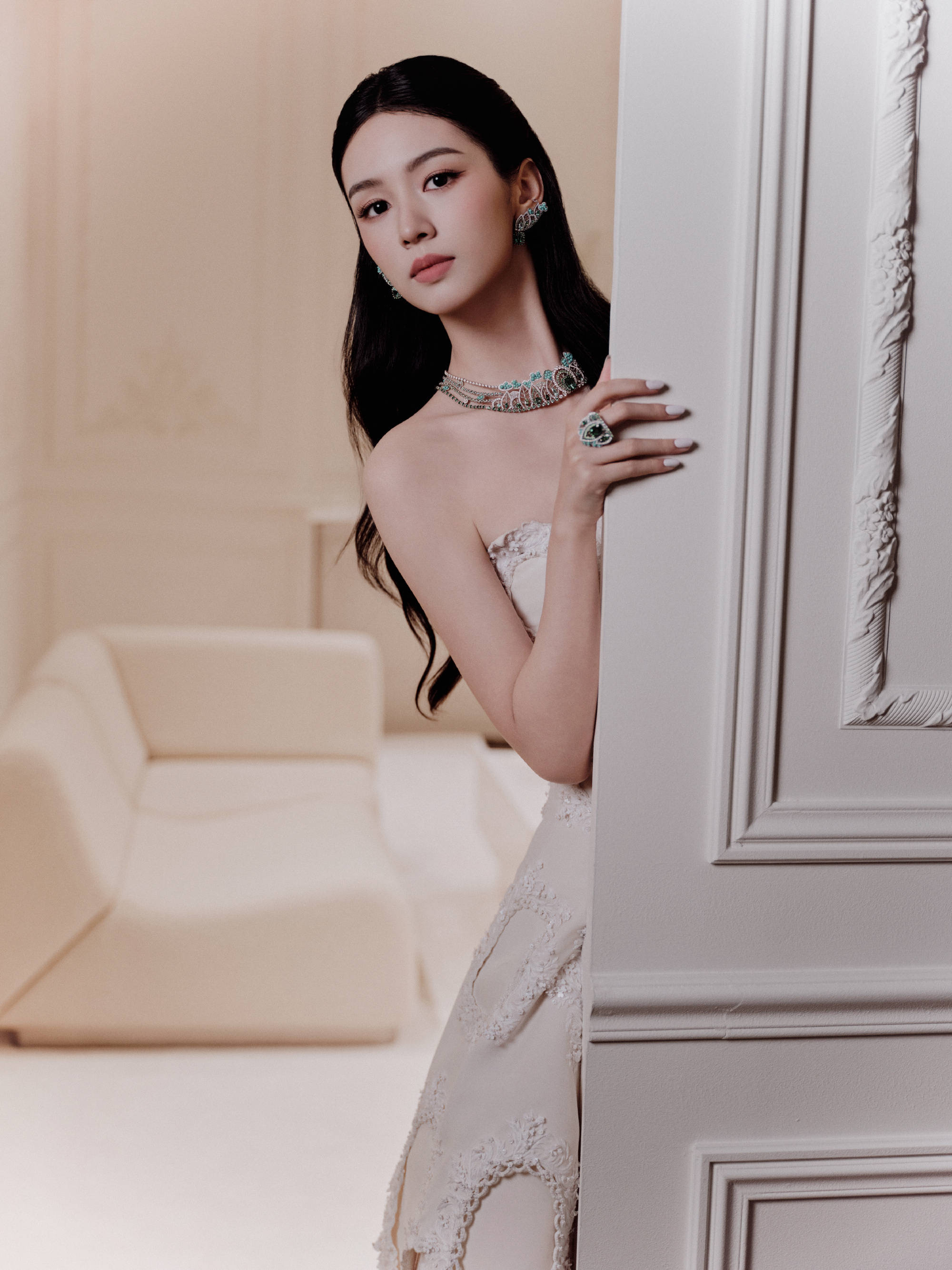 周也穿抹胸白裙半扎发精致优雅 配高定珠宝千金感十足