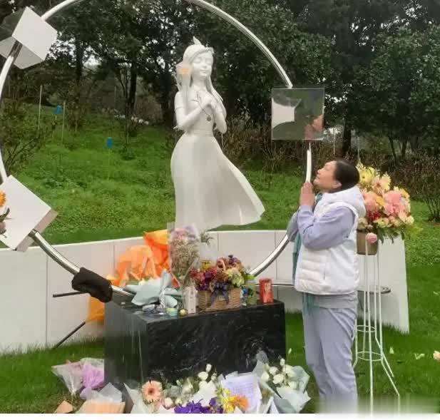 原创            S妈孤身一人看大S，不忘感谢具俊晔，罕见提起2个孩子