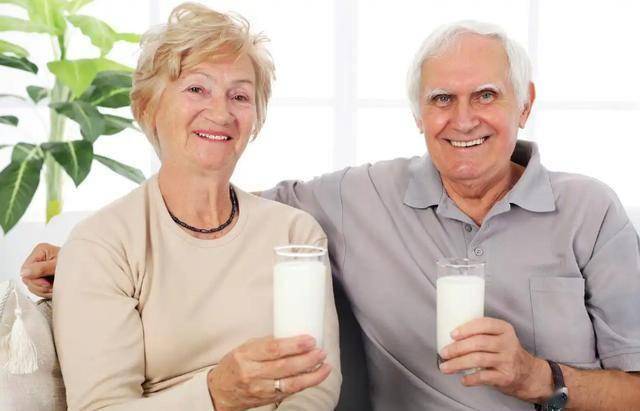 老人经常喝牛奶与不喝牛奶，差别有多大？医生说出实情！
