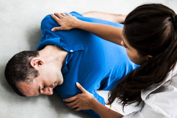 原创            为什么胸口会“刺痛”几秒？是猝死的前兆，还是心脏病？答案来了