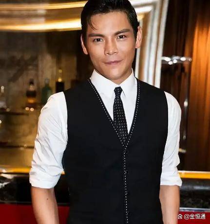 向佐踢主持人后续！百克力曝向佐私下人品：他坐到最后！