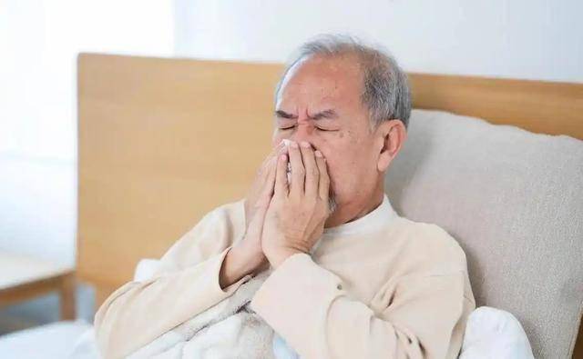 医生忠告：肺癌早期不是咳嗽，而是频繁出现这3症状，别忽视