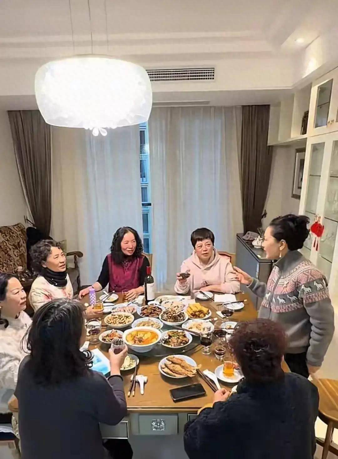 原创            真正老戏骨都接地气，62岁何赛飞与老姐妹聚会，师承徐悲鸿练书法