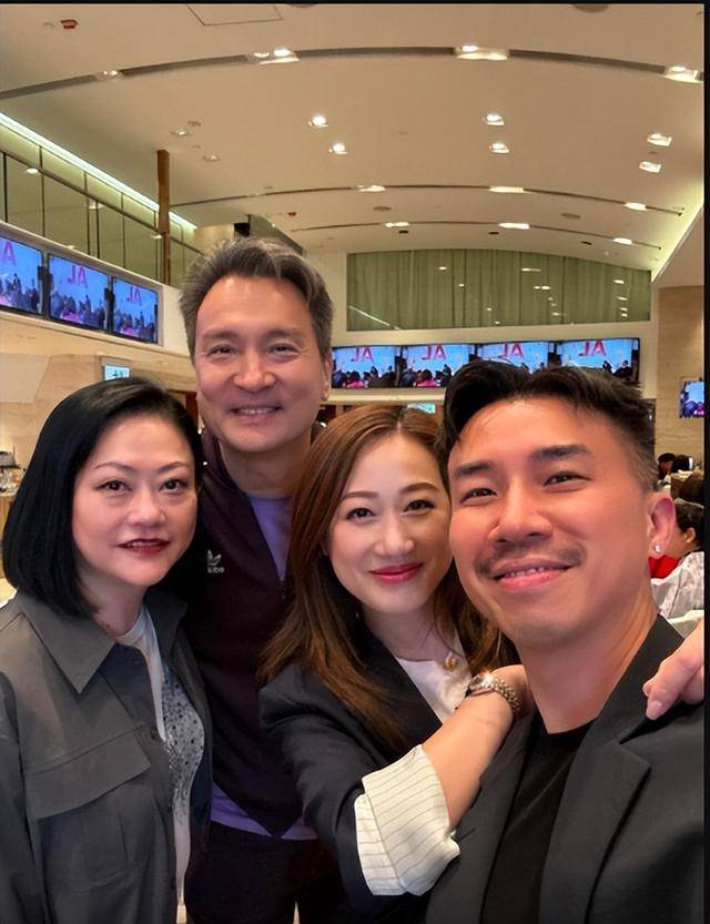 TVB御用有钱人罕见现身，57岁坚持不婚，与相恋8年旧爱重逢合照