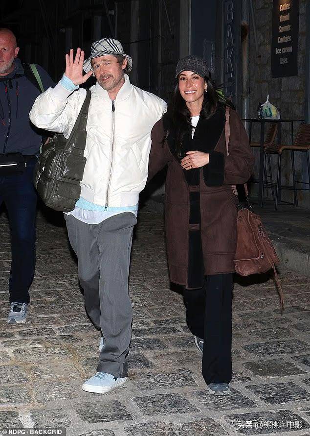 懒理养子改姓风波！62岁皮特携小29岁女友出海度假，举止亲密