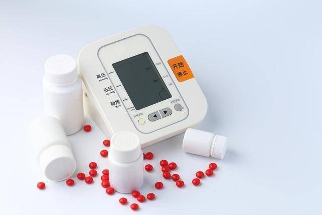 天气回暖，医生提醒高血压患者：宁可天天出门，也别忽视这4点