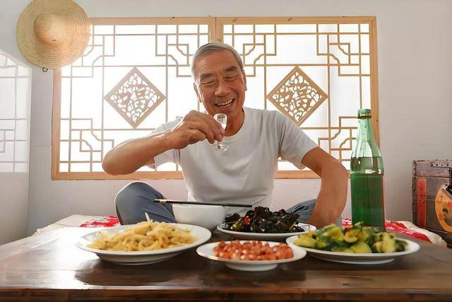 医生坦言：男性若长期不喝酒，用不了多长时间，或有4个变化