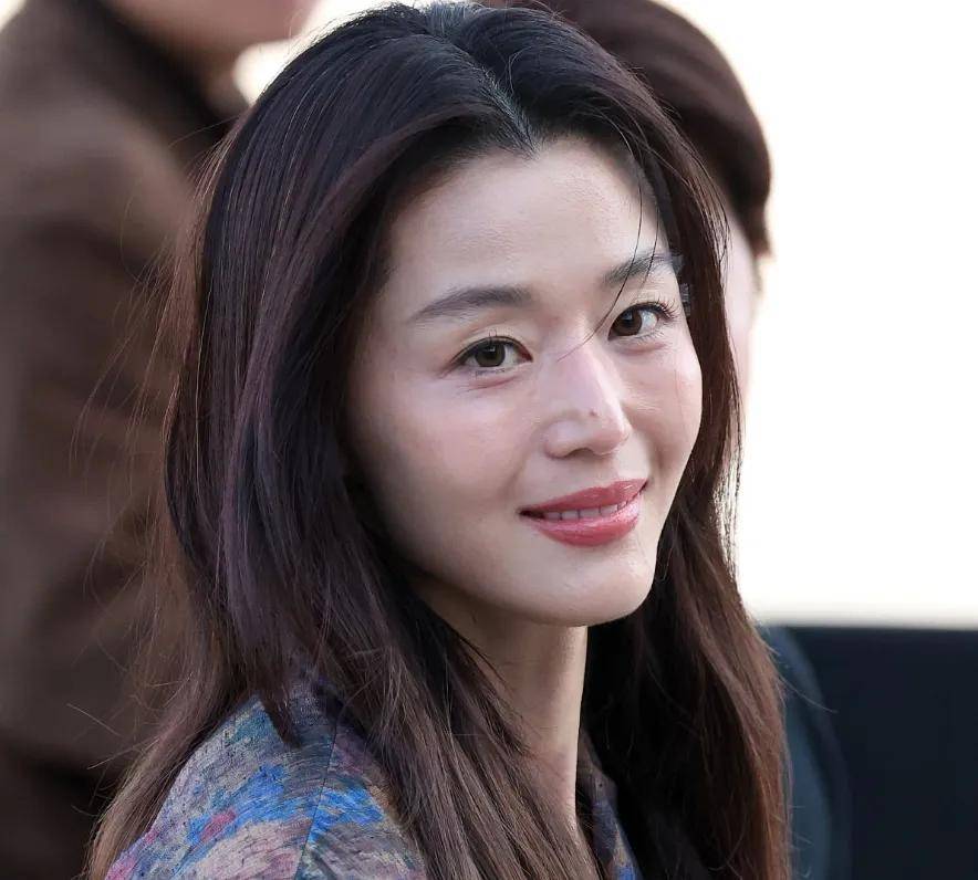 全智贤状态越来越差，外媒最新高清生图崩了，状态疲惫白头发抢镜