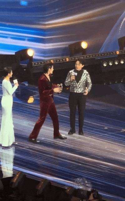 原创            向佐飞起一脚差点踢到主持人头，百克力回应不敢还手