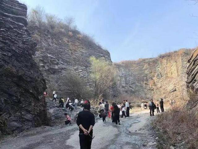 这个村因《飞驰人生3》爆火！上百人涌入“挖宝”，当地紧急提醒