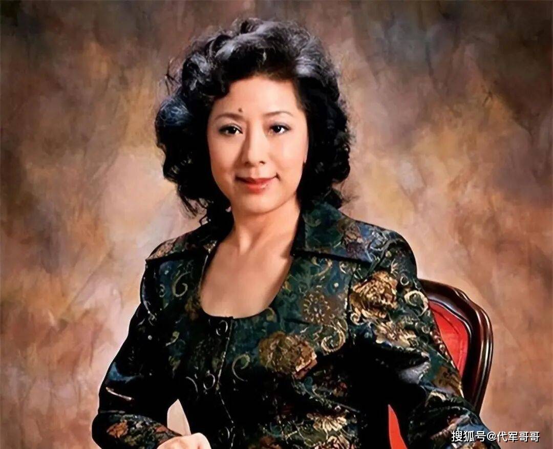 原创            72岁关牧村近况曝光！遭前夫家暴选择离婚，如今儿子成为她的骄傲