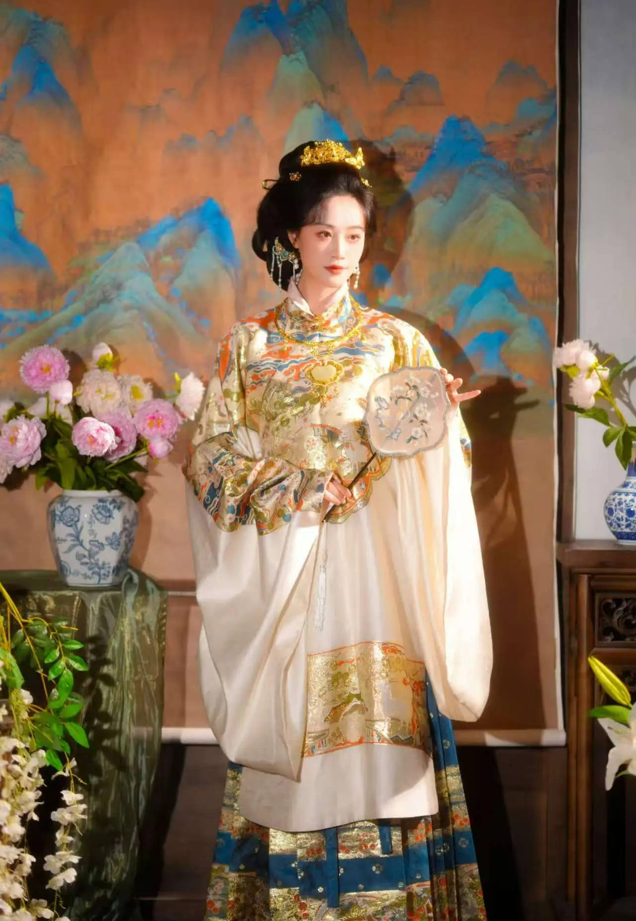 蓝盈莹穿明制织金汉服华贵端庄 持扇抚琴尽显古典雅致