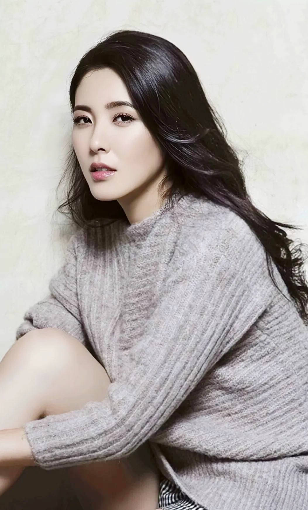 中戏校花曾黎恋爱，穿素衣和男友澳门祈福，男友是导演脸圆体宽