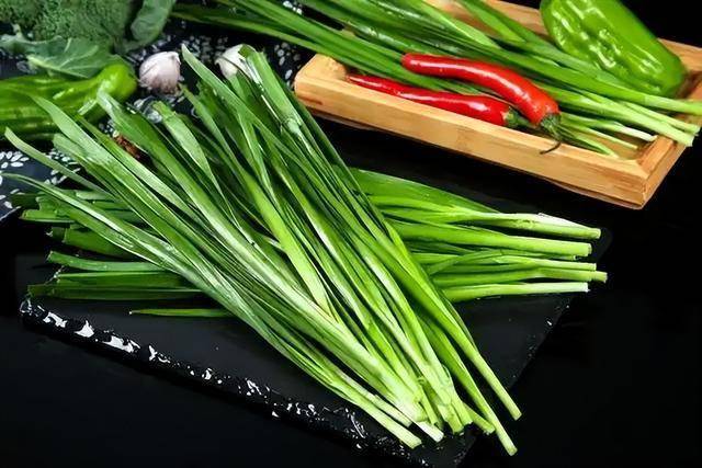 韭菜是血栓的溶剂？医生劝告：不想血管堵塞，尽量少吃这4种食物