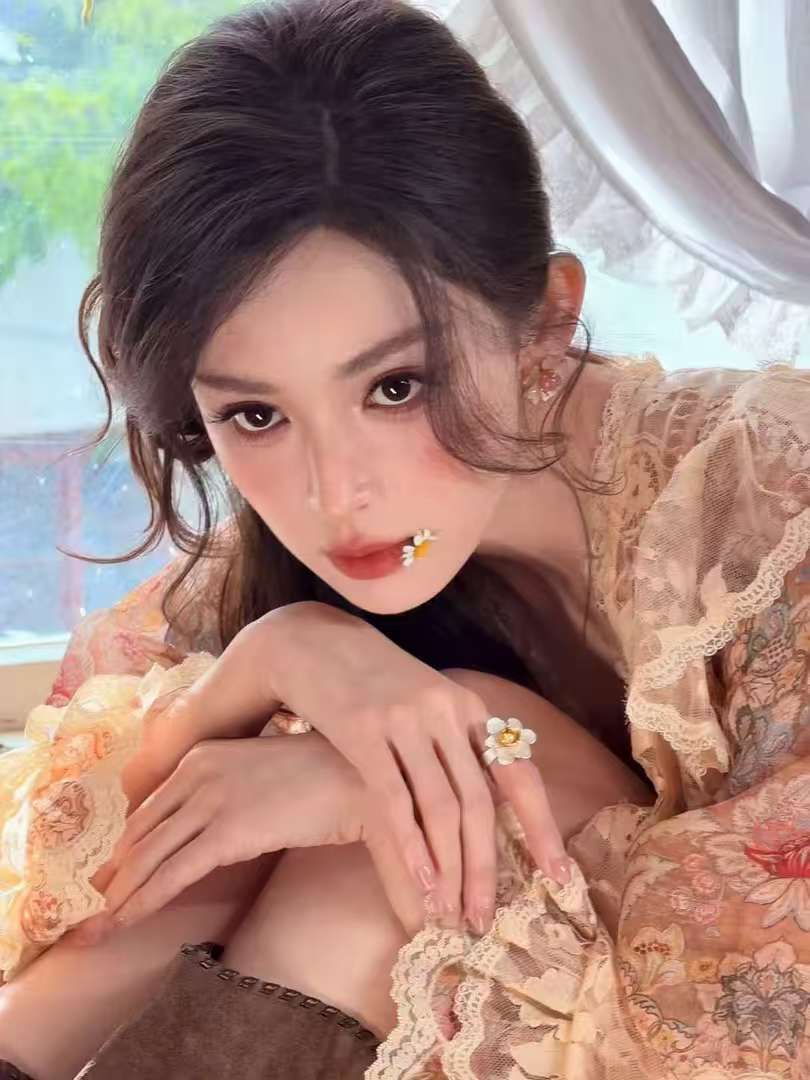 娜扎穿复古碎花裙梳侧扎发温柔慵懒 置身花间尽显法式浪漫