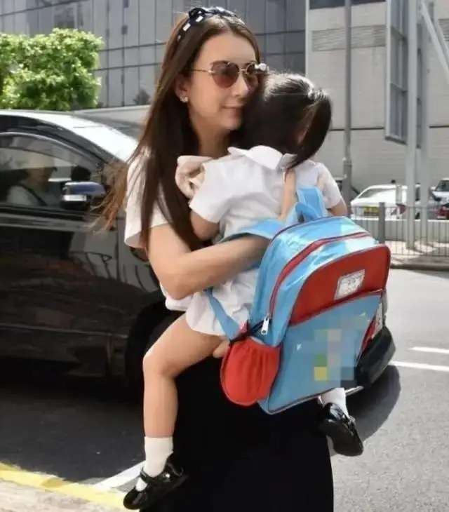 原创            方媛首登综艺现身，脸小肤白有双下巴，穿搭显矮一言难尽