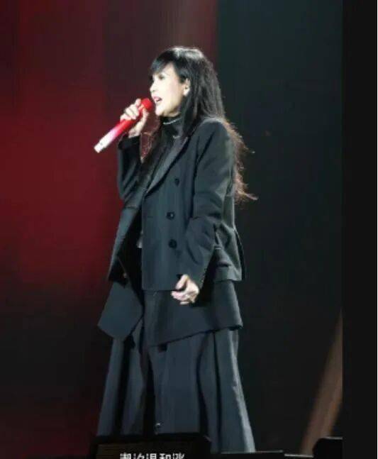 香港玉女掌门人演唱会神情呆滞，需人搀扶，被指健康疑亮红灯