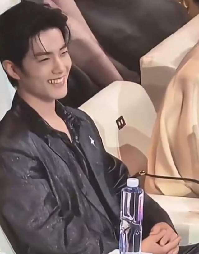 原创            肖战被叫驸马害羞了！起身鞠躬感谢，倪萍神补刀“别做梦了”