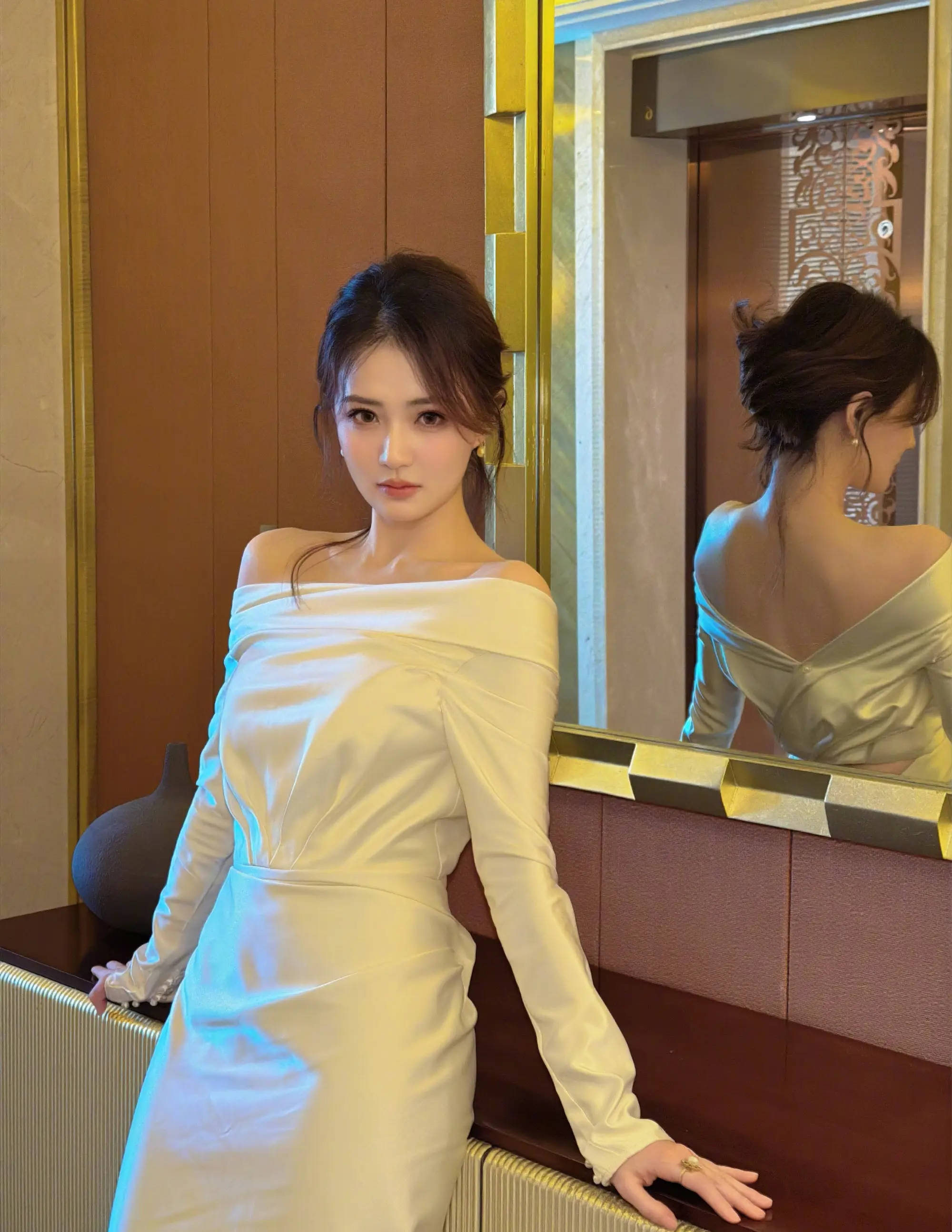 徐璐穿白色礼裙清纯靓丽！脸蛋粉嫩秒变娇羞美人