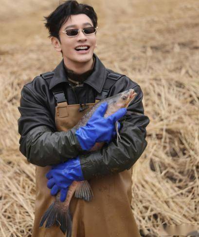 黄晓明参加综艺《宇宙闪烁请注意》，笑谈让9岁小海绵十年后“接班”，揭开儿子被双倍爱包围的真相