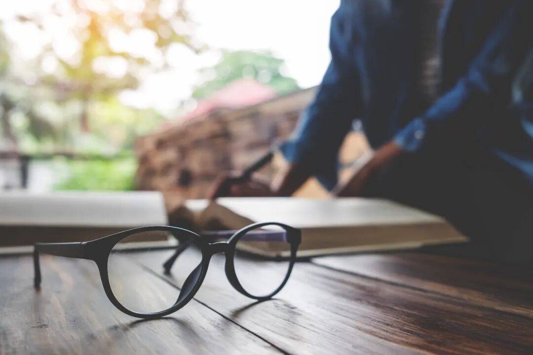 终于不用戴眼镜了！近视度数“清零”指南，眼科医生：这2类人最幸运……