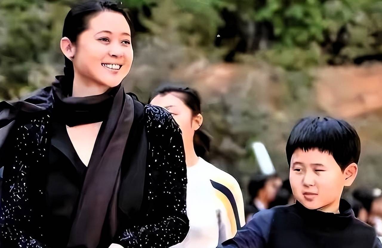 原创            倪萍眼疾儿子久违曝光，担心儿子婚姻问题，一起探望渐冻症好友