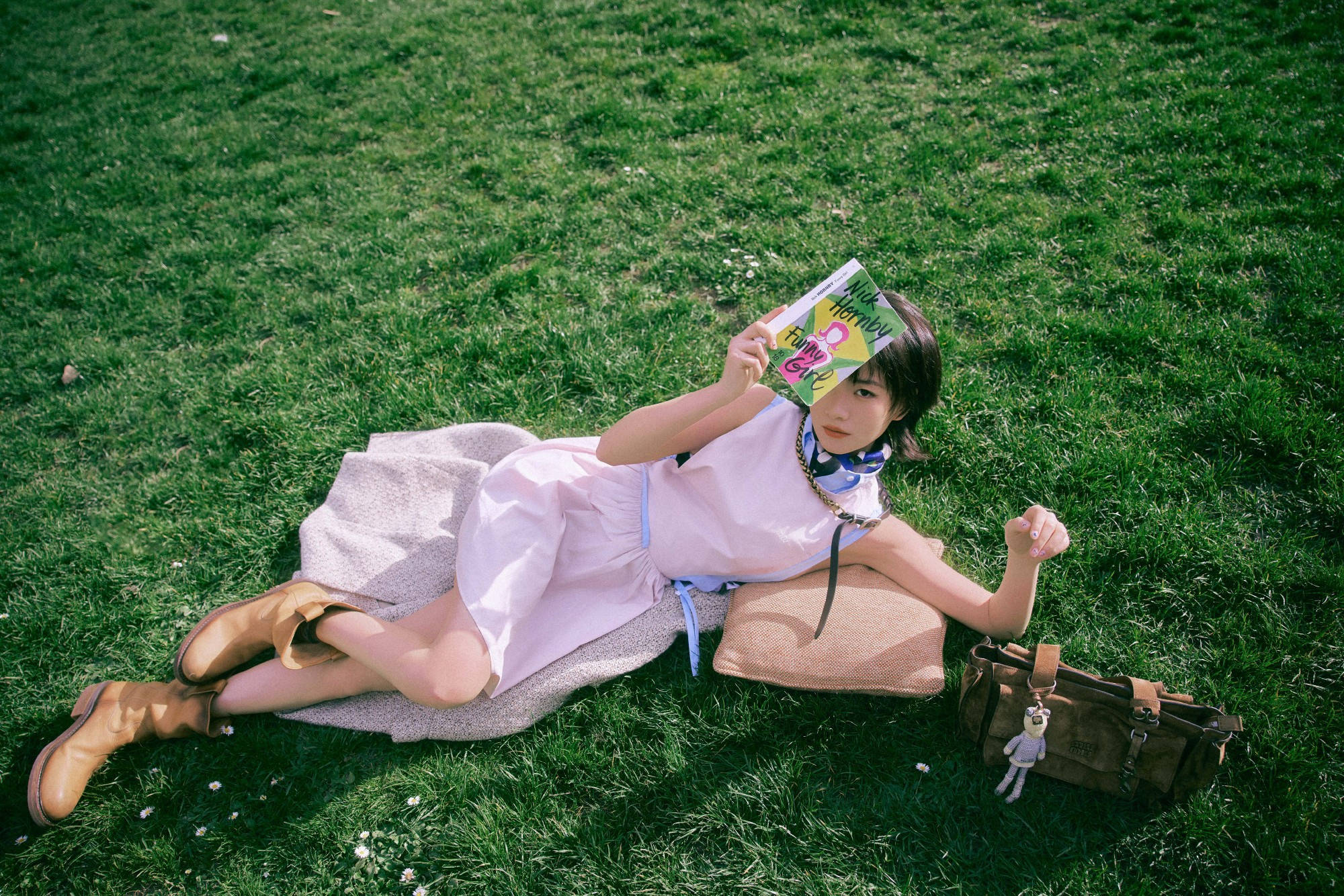 李庚希穿粉裙配短发甜酷清爽 春日随拍氛围灵动又治愈