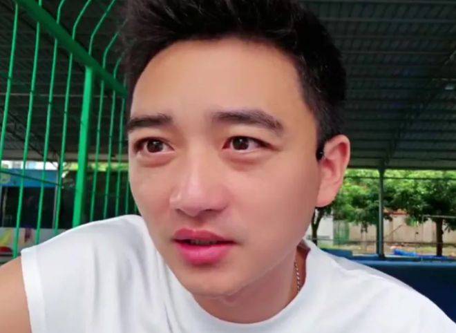 大舅哥直播时发生意外，和女主播拥抱被踢到铃铛，躺在地板上嚎叫