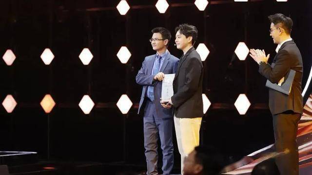 职场综艺黑马：《职来职往2026》，凭什么打败流量综艺引爆话题？