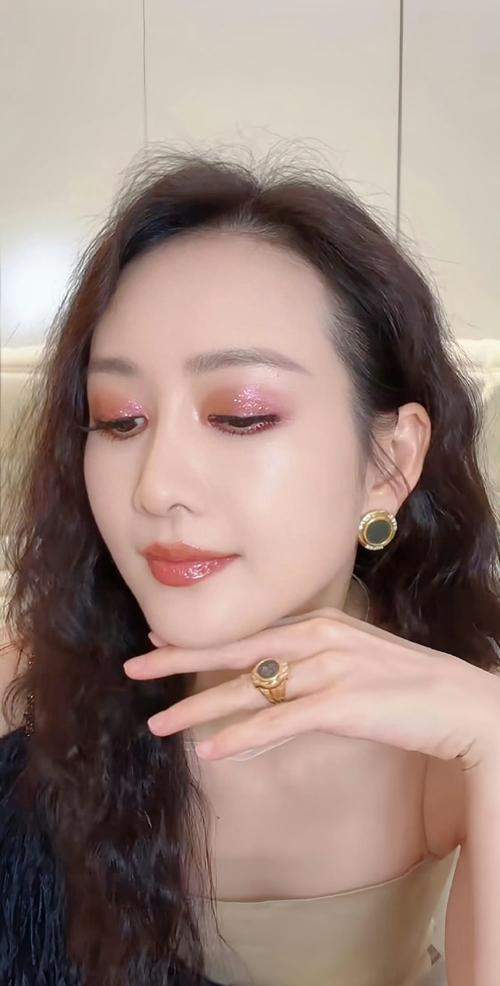 原创            44岁王鸥直播官宣单身：五年绯闻一朝清零，体面反击有多飒？