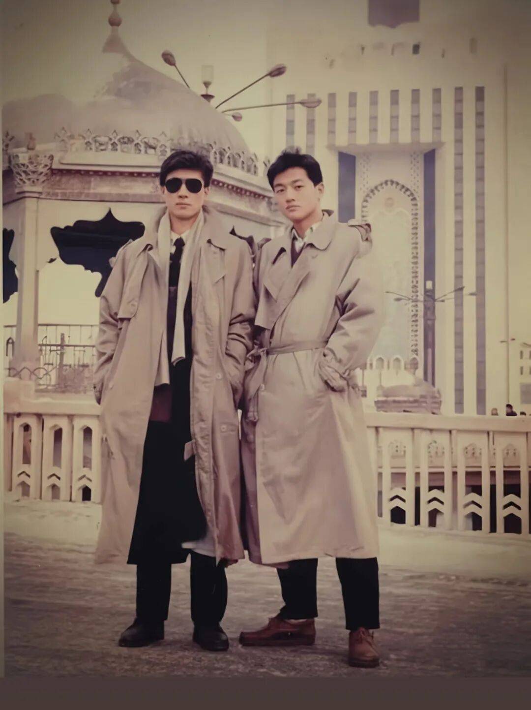 李亚鹏晒和哥哥聊天记录、合照，称近日收到其一条消息瞬间泪目