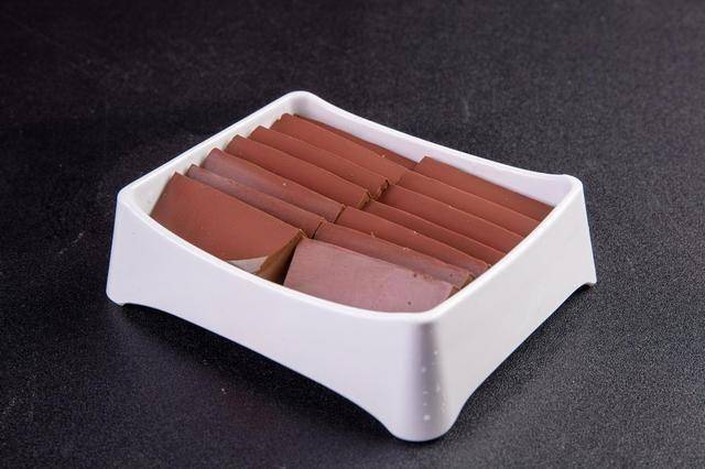 吃完动物血的第二天，排出黑便，说明身体在排毒？不少人理解错了