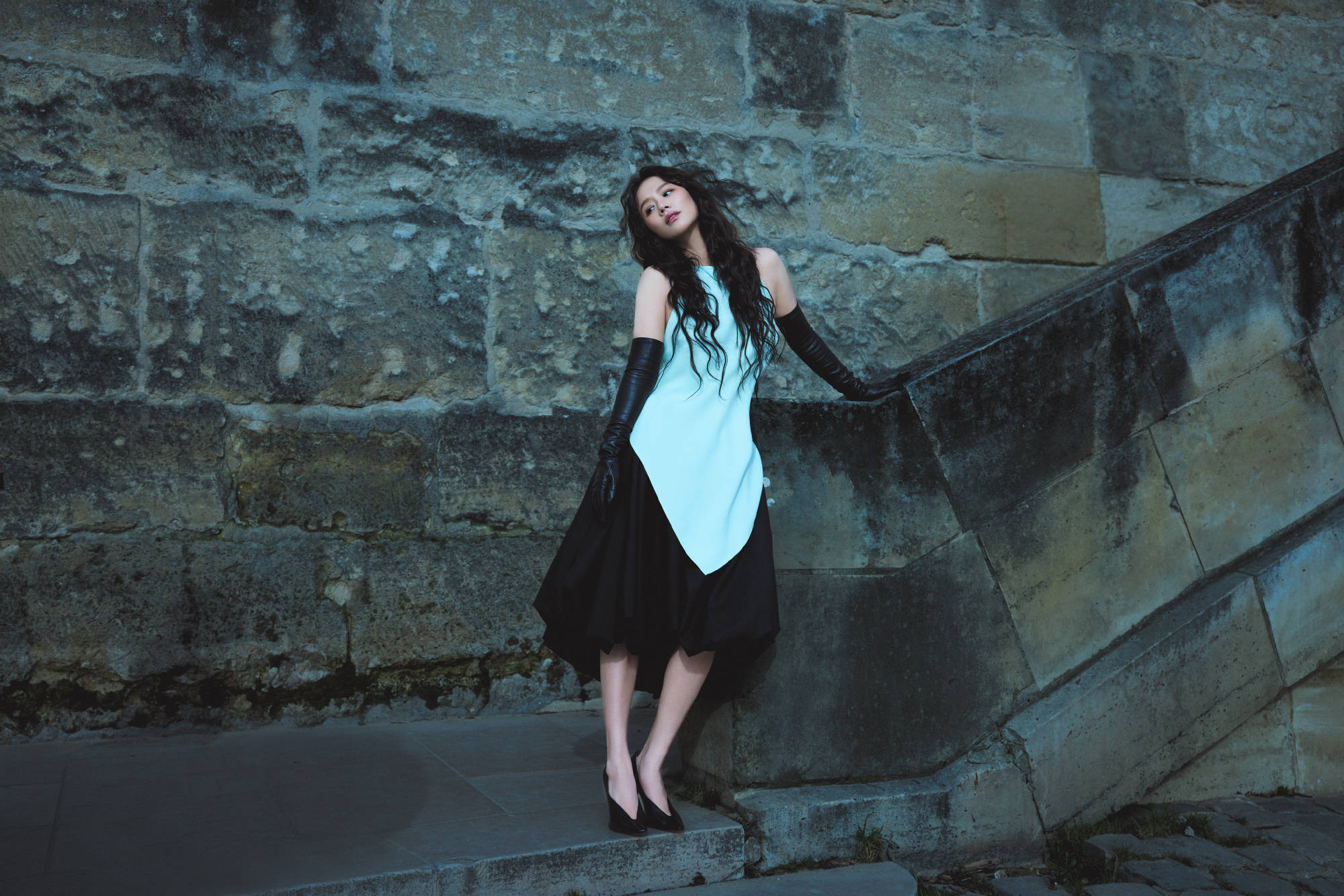 马思纯穿蓝黑拼色裙配长卷发慵懒冷艳 戴长皮手套尽显摩登质感