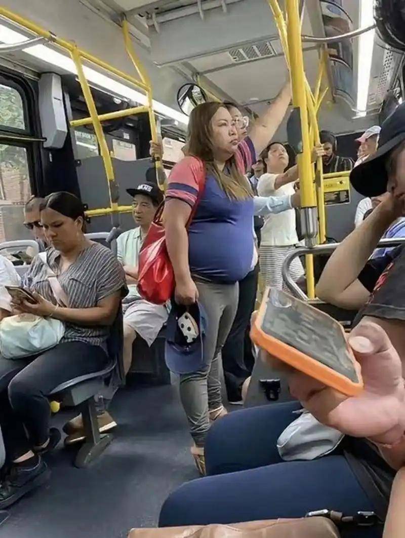 网红鼻祖之一的凤姐近照曝光，已经对身材毫不在意，想回国犯难了