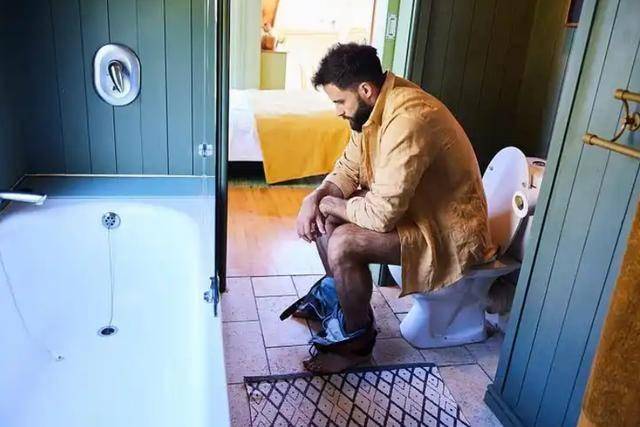 肝癌并非毫无征兆，上厕所时出现4个症状，可能是肝脏在求救