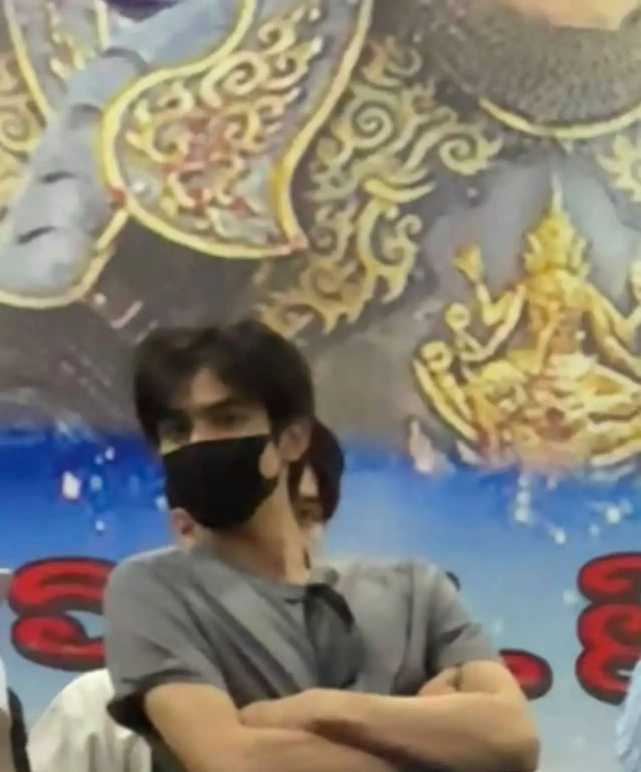 宋威龙休闲穿搭现身清迈度假 看泰拳逛便利店松弛接地气