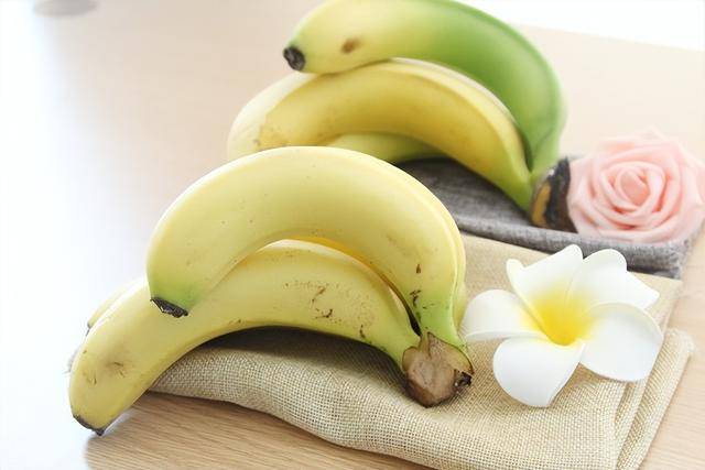 别再只把香蕉当零食！常吃有这些好处，老人小孩都适合，全家能吃