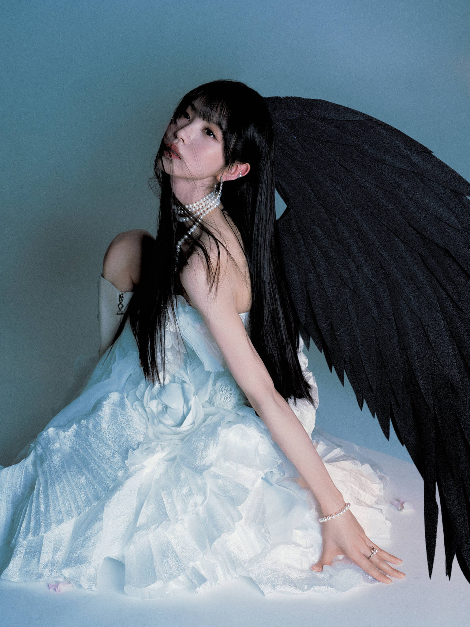 田曦薇戴黑色翅膀变身堕天使 穿白色抹胸裙又纯又欲