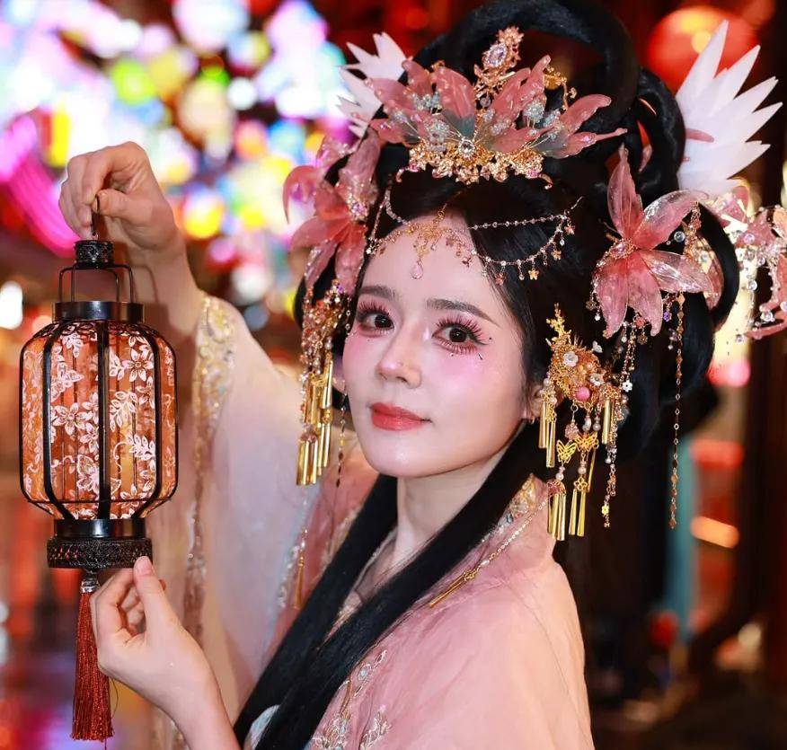 韩佳人又想来中国圈钱了？体验景区网红妆惹争议，小心思藏不住