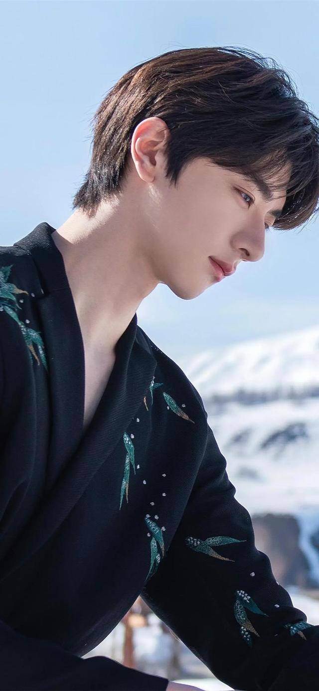 原创            林一线下被粉丝突然捧脸，金毛修勾人设彻底绷不住了