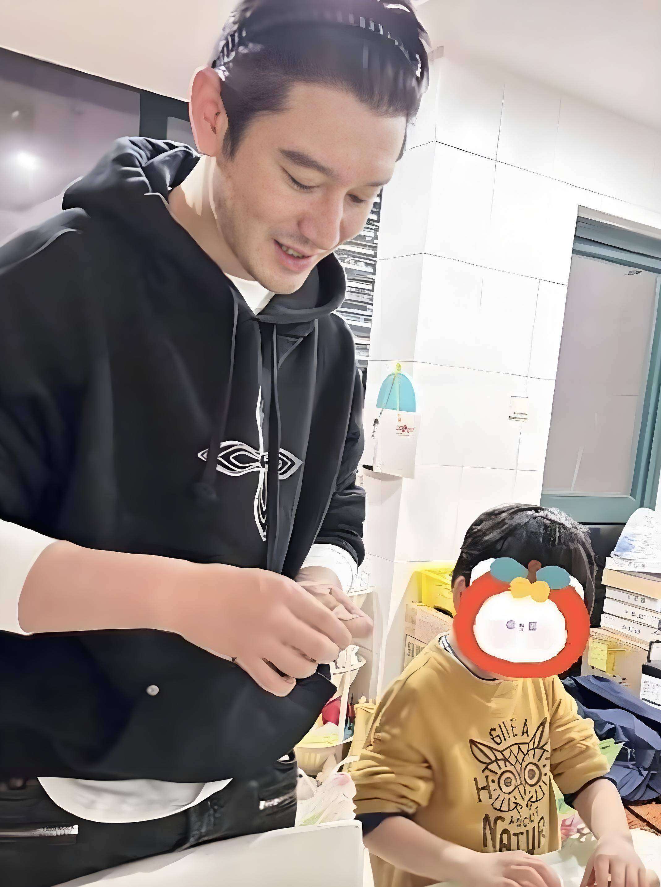 原创            黄晓明喊儿子10年后接班综艺！9岁小海绵一句话让硬汉老爸眼眶红了