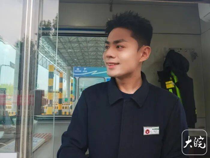 00后高速收费员因颜值高走红！身高1米92，撞脸多位男明星